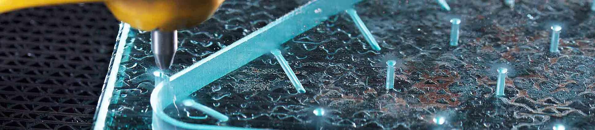 Рязане на стъкло с водна струя